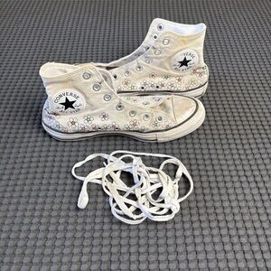 Converse Chuck Taylor All Star High Tops, Canvas White w/ print. Daisy White 202
